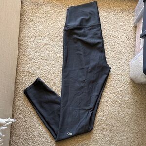 ALO Yoga airbrush slate grey leggings size M full length, inseam~29”